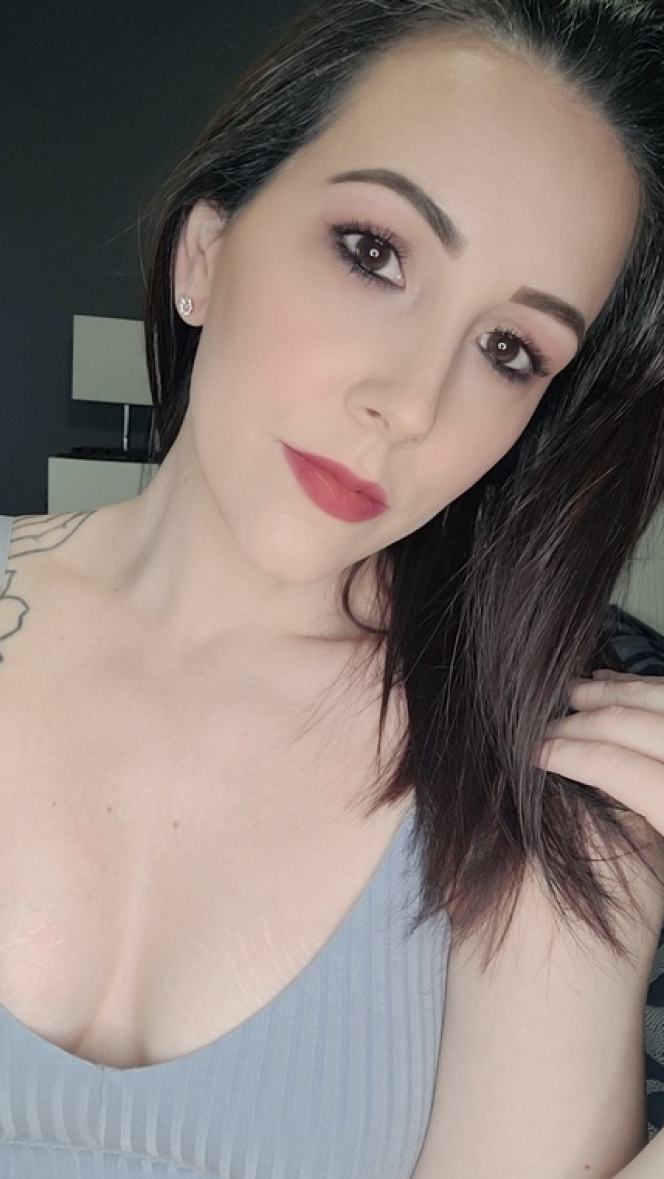 EMILIA VIZCARRA SE DESNUDA EN VIVO en HD EMILIA VIZCARRA SE DESNUDA EN VIVO en HD